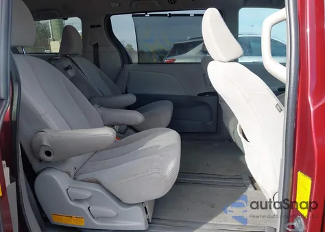 2013 Toyota Sienna Le V6 8 Passenger z USA, uszkodzony, nr VIN 5TDKK3DC1DS347395